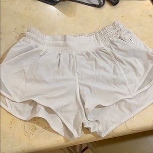 Lululemon hotly hot short II 2.5”